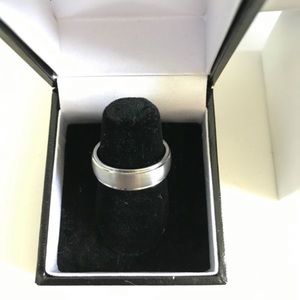 Men’s tungsten carbide wedding band